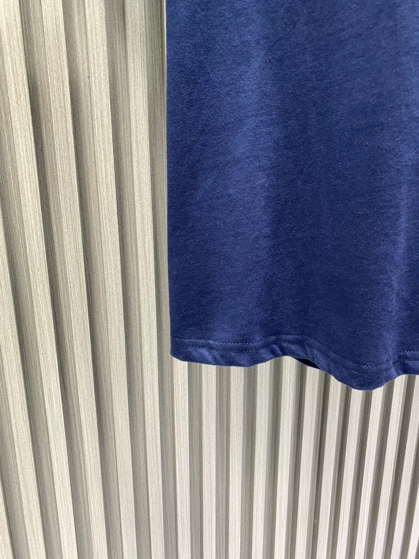 🅿️240 🀄️ Louis Vuitton 1V 2025 new hand-beaded embroidered short-sleeved T-shirt 40S pure cotton plain 100% cotton fabric 280g This T-shirt is made of soft cotton and uses beaded embroidery to express the 1V Lovers logo. It can inject an elegant atmosphere into daily looks. The fabric has good breathability and sweat permeability and can absorb sweat and micro-perspiration from human skin. It is more comfortable to wear in summer without sticking to the human body, and truly achieves breathable and sweat-absorbing effects. Sequin embroidery is also called bead embroidery or sequin embroidery. It is a type of embroidery machine. Materials with a hard texture, flat surface and high smoothness are selected to place the sequins on the fabric in the specified direction. At the same time, the embroidery needle pierces the fabric at the center of the sequins to fix the position of the sequins. The beaded part has a protruding three-dimensional surface, forming a full, embossed and undulating effect. The three-dimensional texture beads that add patterns are dyed with the original color to create a gradient beading effect. The color effect is saturated and bright, covering the entire surface and achieving the original effect. The number of particles is clear, and the overall three-dimensional effect is outstanding.